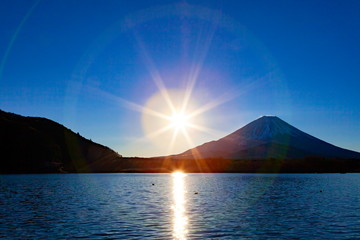 富士山と光芒、山梨県富士河口湖町精進湖にて