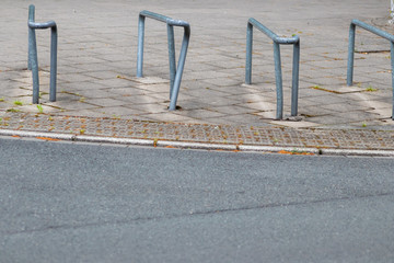 Fahrradständer am Straßenrand wurde von Auto angefahren und ist verbogen, kann aber noch zum...