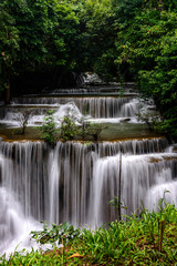 Obrazy na Szkle  Wodospad Huai Mae Kamin w porze deszczowej w tropikalnym lesie Parku Narodowego Kanchanaburi, Tajlandia