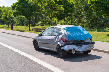 Ein nach einem Auffahrunfall abgestelltes Auto auf einem Autobahnparkplatz