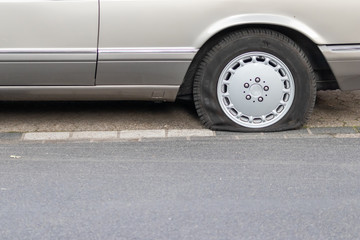 Platter Reifen eines Autos benötigt Hilfe vom Pannendienst oder Abschleppdienst