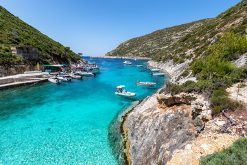 Die kleine Bucht von Porto Vromi mit smaragdgrünem, klarem Wasser auf der Insel Zakynthos, Ionisches Meeer, Griechenland - obrazy, fototapety, plakaty