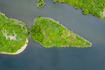 俯瞰で見る川の中州