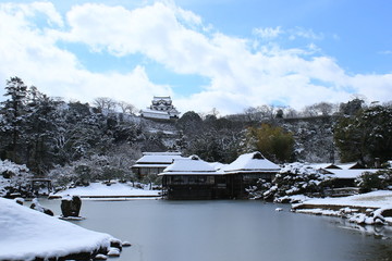 滋賀県彦根市の玄宮園から見える国宝彦根城の天守閣と雪景色です