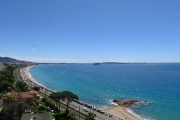 Fototapeta na wymiar Baie de Cannes avec mer et ciel bleu