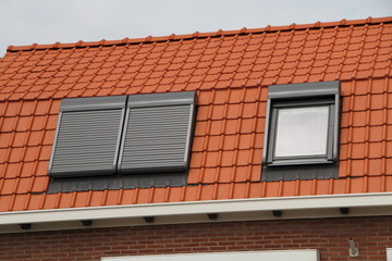 Dachfenster mit rotem Ziegeldac