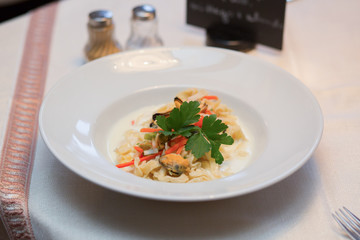 Lecker Mittag Essen Suppe in Suppenteller