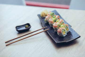 Sushi auf teller mit Stab