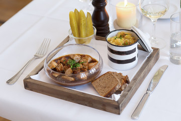 Suppe in durchsichtem Teller mit Brot als Beilage