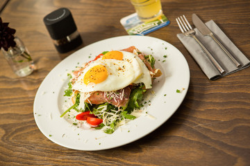 Frisches Ei auf Salat und Toast Katerfrühstück