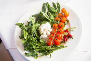 Tomate Salat Knoblauch auf einem Teller Zutaten