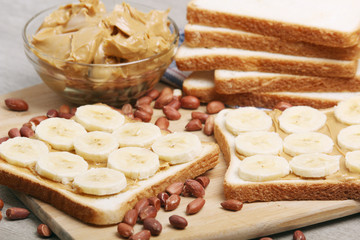 Sandwiches with peanut butter and peanuts	