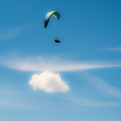 Paraglider, Wolke und Himmel