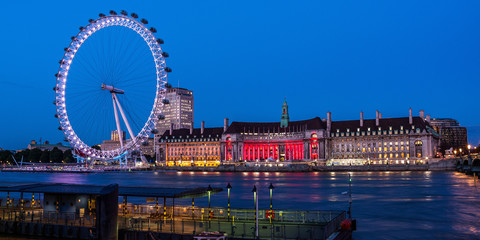 Night view of London eye