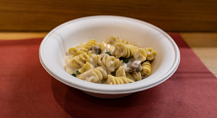 Piatto di pasta per i poveri, cibo essenziale, sussistenza, migranti, sovvenzioni, fame nel mondo
