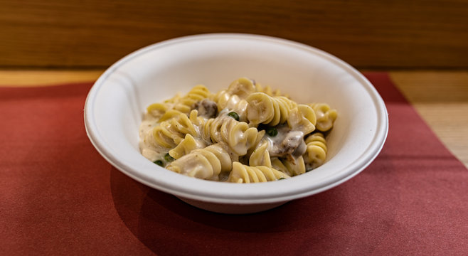 Piatto di pasta per i poveri, cibo essenziale, sussistenza, migranti, sovvenzioni, fame nel mondo