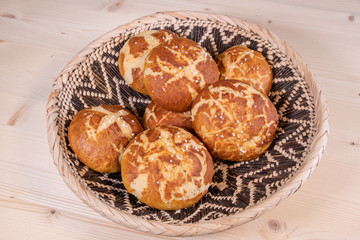Frische Laugenbrötchen in Brotkorb