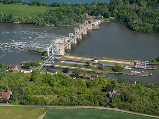 vue aérienne de l'écluse de Méricourt sur la Seine dans les Yvelines en France