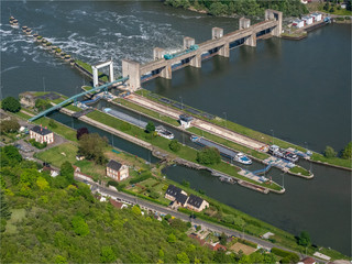 vue aérienne de l'écluse de Méricourt sur la Seine dans les Yvelines en France