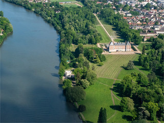 vue aérienne du château de Rosey-Sur-Seine dans les Yvelines en France