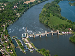 vue aérienne de l'écluse de Méricourt sur la Seine dans les Yvelines en France