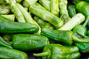 piementos de padron und grüner Spargel auf dem Grill