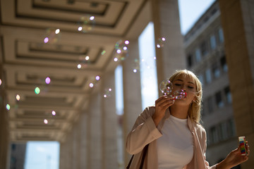 Fototapeta premium woman make bubbles
