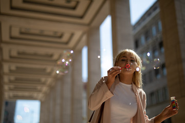 Obraz premium woman make bubbles