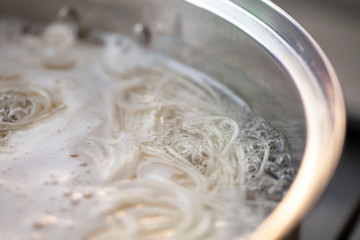 素麺を鍋で茹でる