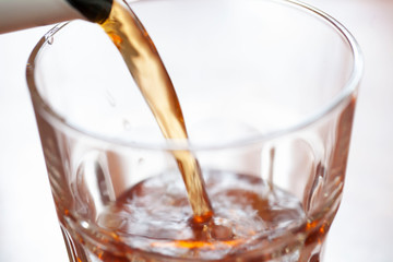 お茶をガラスコップに注ぐ