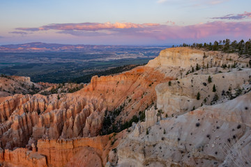 Fototapeta premium Beautiful sunset view of the Bryce Canyon National Park at Bryce Point