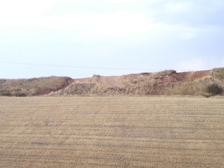 Paisaje rústico de tierras de cultivo y montañas.