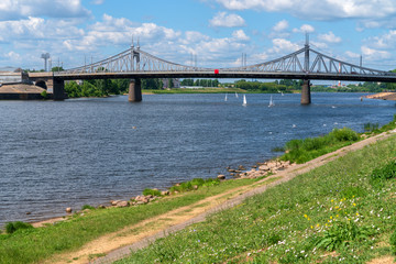 Река Волга в Твери. Набережная Афанасия Никитина, вдали Староволжский мост.