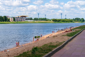 Fototapeta premium Городской пляж Твери на берегу реки Волга.