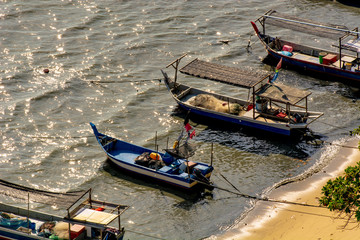 Obraz premium fishing boat docking at coast