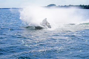 Naklejka premium jet boat in the sunny water wave