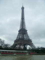 Torre Eiffel en un día nublado.