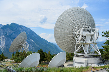 Parabolantennnen in Leuk, Wallis, Schweiz