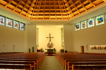 Innenraum der Pfarrkirche von Saas Fee, Wallis, Schweiz
