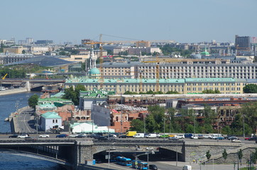 Obraz premium Summer view of Serafimovich street and Sofiyskaya embankment in Moscow, Russia
