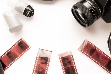 セピア加工のフィルムカメラとネガフィルム