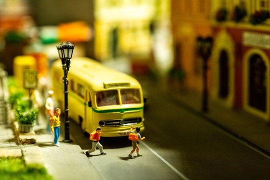 Schulbus mit Schülern Miniatur 