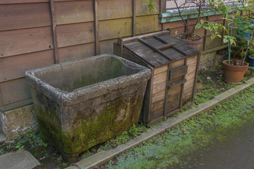 防火用水とゴミ箱