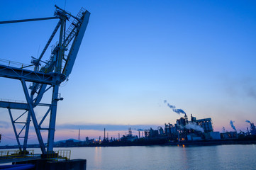 北九州工業地帯の夕暮れ