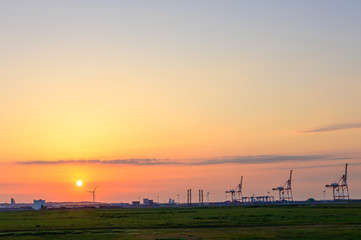 夕陽と風力発電