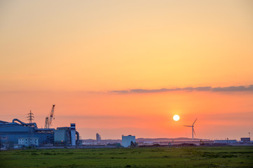 夕陽と風力発電