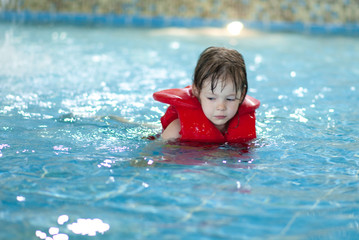 Fototapeta na wymiar girl in swimming pool