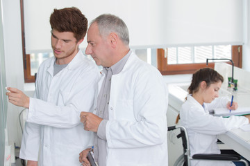 Obraz premium colleagues talking in a laboratory