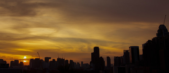 Fototapeta na wymiar The view of Bangkok city at sunrise.