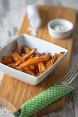 Süßkartoffelpommes mit Dip
